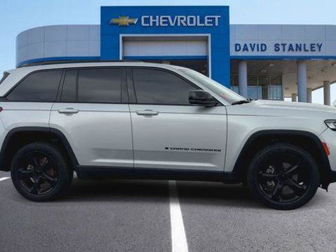 Used 2023 Jeep Grand Cherokee Altitude RWD image 9