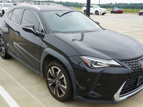 Used 2022 Lexus UX 200 w/ Accessory Package (Z2) FWD image 3