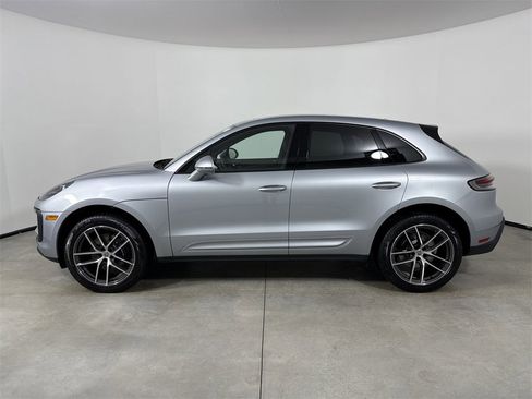 Certified 2025 Porsche Macan image 2