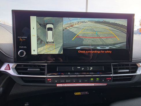 Used 2025 Toyota Sienna Platinum image 19