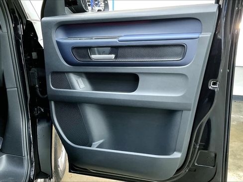 New 2025 Volkswagen ID. Buzz Pro S image 28