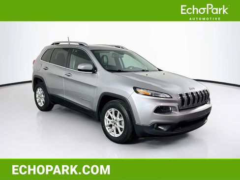 Used 2018 Jeep Cherokee Latitude Plus w/ Comfort/Convenience Group AWD/4WD image 1