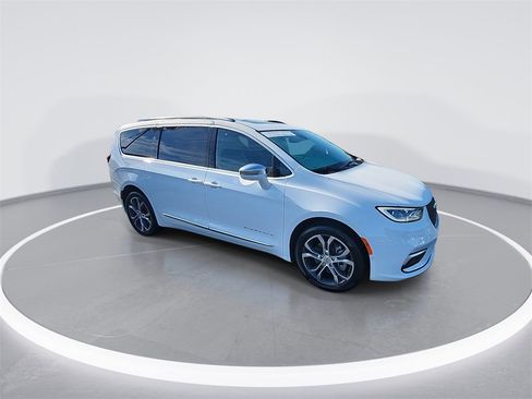 Used 2024 Chrysler Pacifica Pinnacle w/ Trailer Tow Group image 2