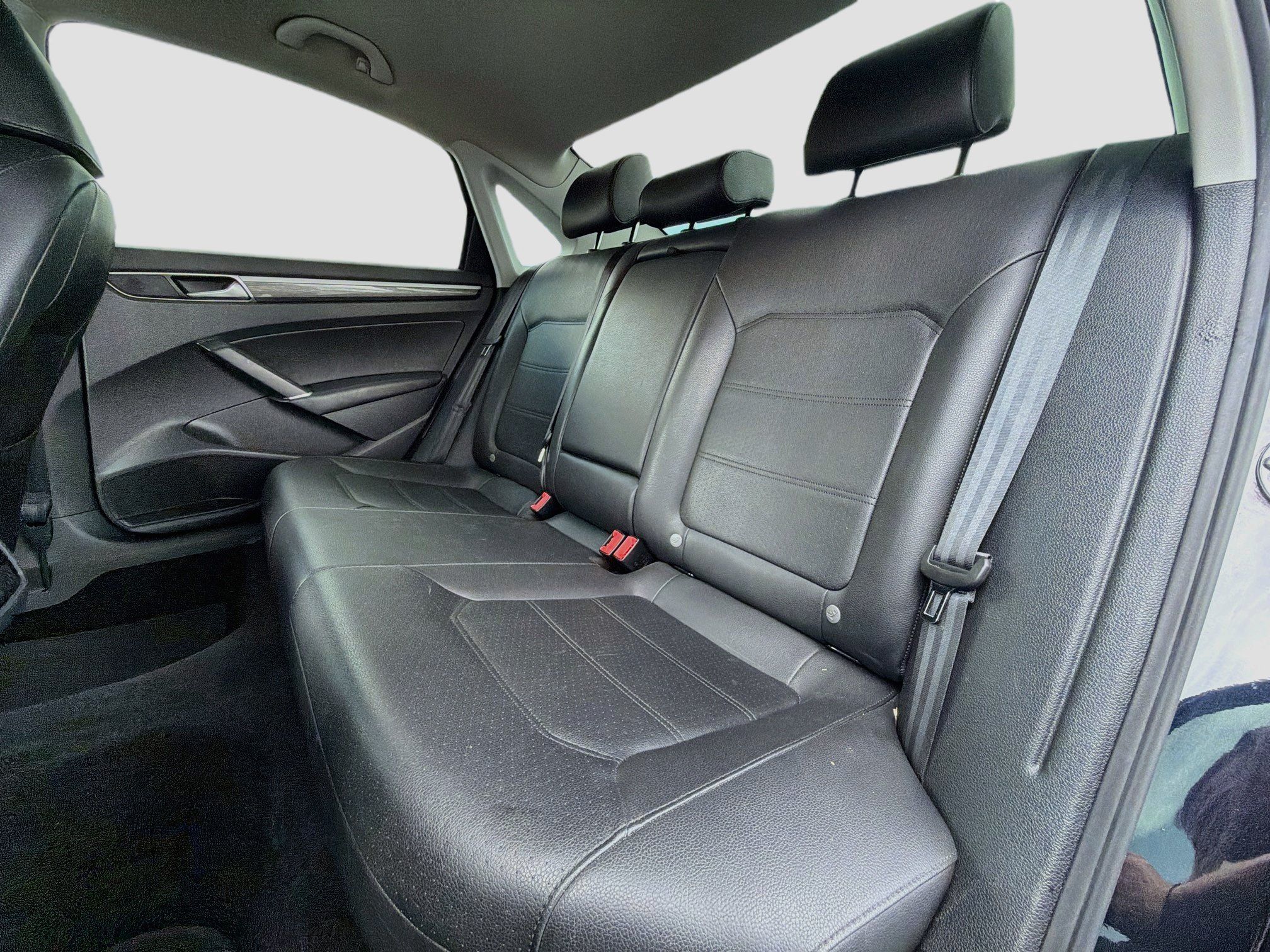 Used 2018 Volkswagen Passat 2.0T SE FWD image 19