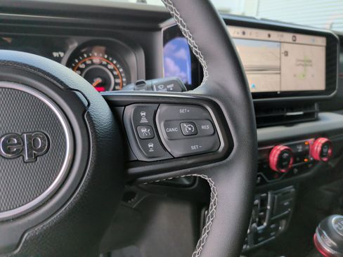 Used 2025 Jeep Wrangler Unlimited Rubicon AWD/4WD image 19