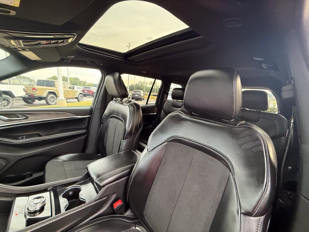 New 2027 Jeep Grand Cherokee Altitude RWD image 21