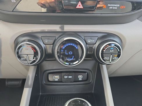Used 2023 Hyundai Venue SEL FWD image 16