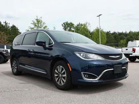 Used 2019 Chrysler Pacifica Touring-L Plus w/ Advanced Safetytec Group image 2