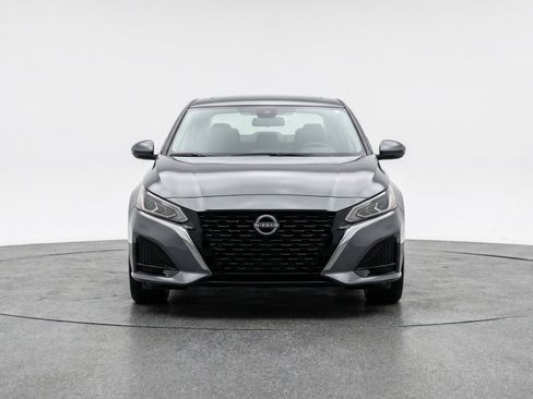 Used 2025 Nissan Altima 2.5 SV FWD image 2
