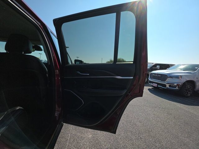 Used 2023 Jeep Grand Cherokee Limited w/ Black Appearance Package AWD/4WD image 15