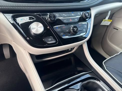 Used 2023 Chrysler Pacifica Limited w/ Uconnect Theater Family Group FWD image 17