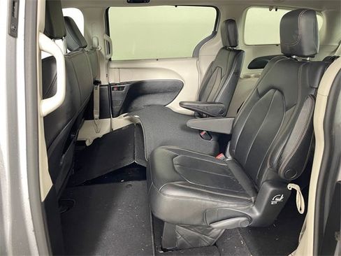 Used 2017 Chrysler Pacifica Touring-L image 12