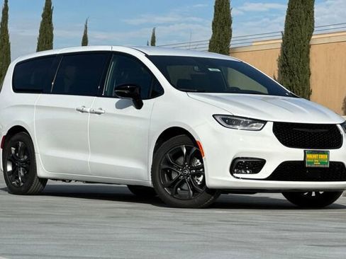 New 2026 Chrysler Pacifica Select image 2