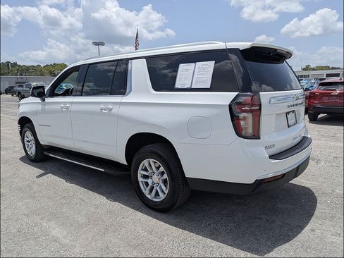 Used 2024 Chevrolet Suburban LT w/ Luxury Package AWD/4WD image 7
