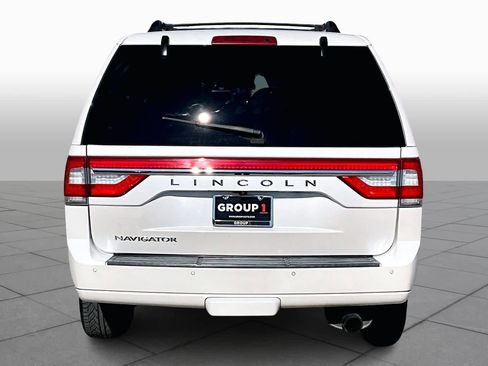 Used 2017 Lincoln Navigator Select image 4