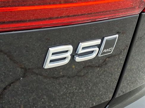 Used 2024 Volvo XC60 B5 Plus AWD/4WD image 11
