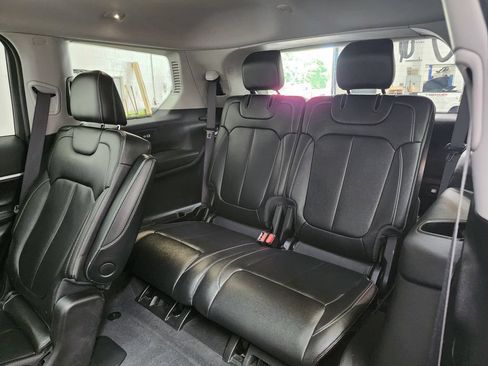 Used 2023 Jeep Grand Cherokee L Limited w/ Black Appearance Package AWD/4WD image 31