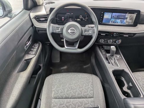 Used 2025 Nissan Kicks SV w/ Charging Package FWD image 4