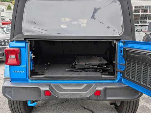 Used 2024 Jeep Wrangler Unlimited w/ Convenience Group AWD/4WD image 8