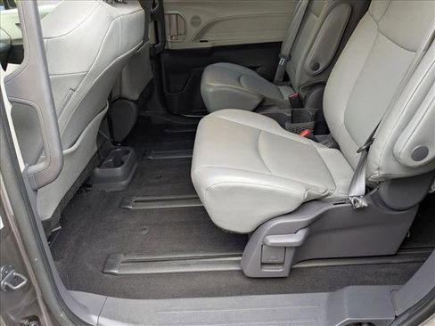 Used 2021 Toyota Sienna XLE image 17