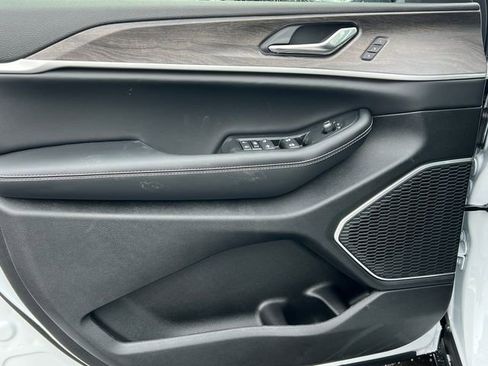 New 2025 Jeep Grand Cherokee L Limited w/ Trailer Tow Package image 16