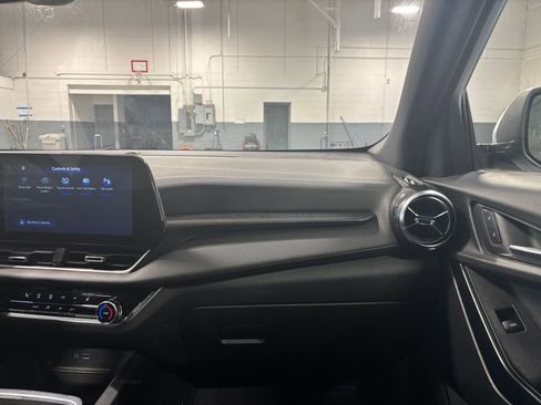 Used 2025 Chevrolet Equinox LT FWD image 36