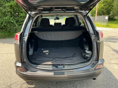 Used 2018 Toyota RAV4 LE w/ Carpet Mat Package AWD/4WD image 20