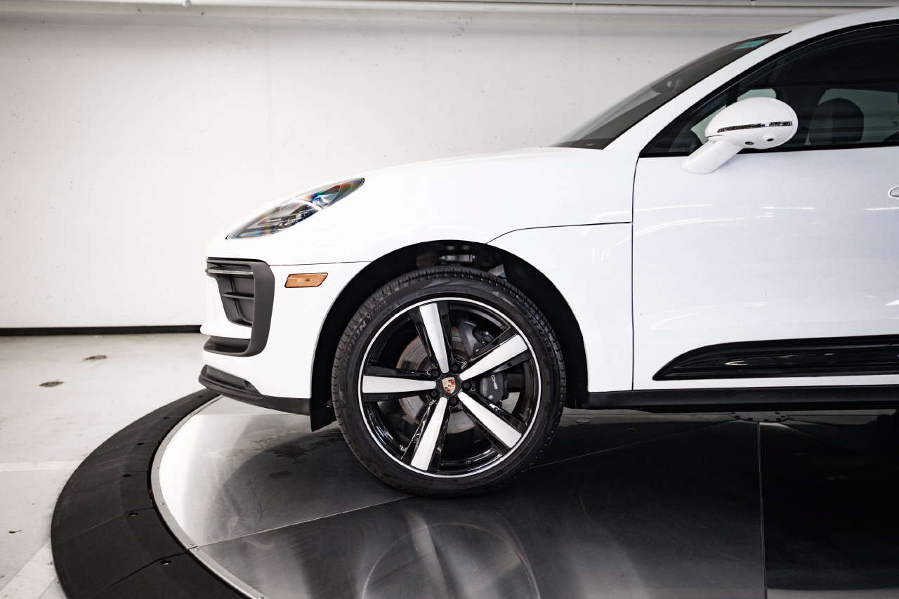Certified 2026 Porsche Macan AWD/4WD image 11