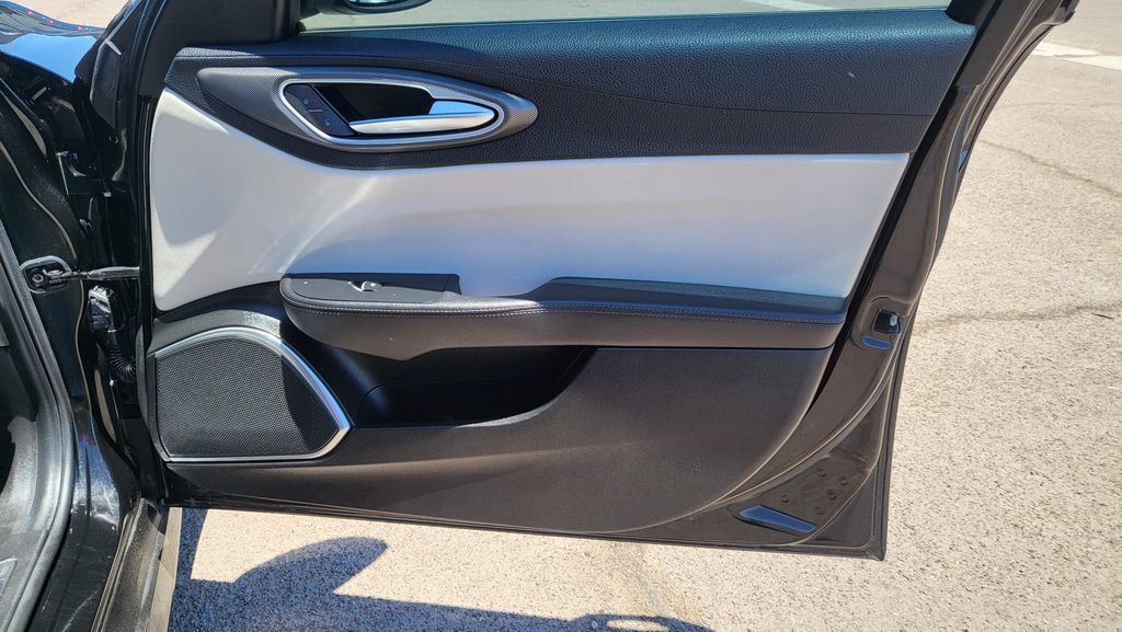 Used 2019 Alfa Romeo Giulia AWD w/ Quick Order Package 22J Sport image 18