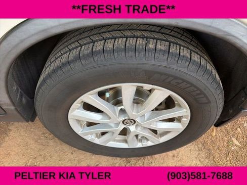 Used 2017 Nissan Rogue SV w/ SV Premium Package image 9