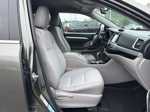 Used 2016 Toyota Highlander Plus AWD/4WD image 30