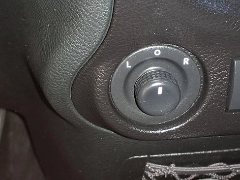 Used 2017 Jeep Wrangler Sahara w/ Connectivity Group AWD/4WD image 19
