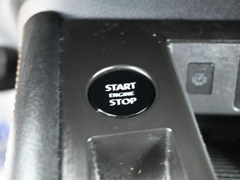Used 2025 Nissan Kicks SV AWD/4WD image 27