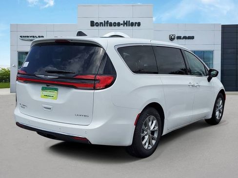 New 2026 Chrysler Pacifica Limited image 4