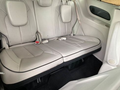 Used 2018 Chrysler Pacifica Limited FWD image 45