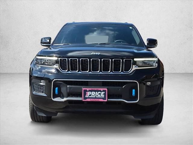 Used 2023 Jeep Grand Cherokee Overland w/ Luxury Tech Group IV AWD/4WD image 2