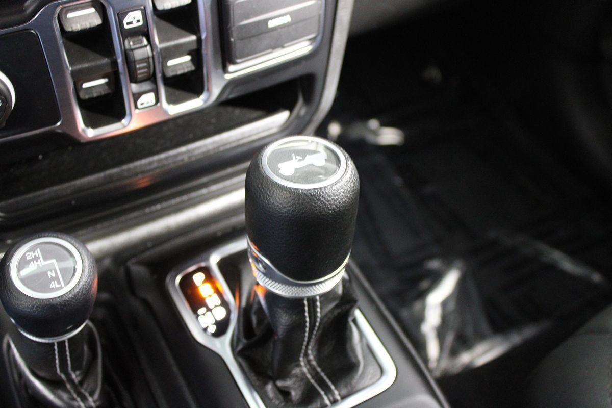 Used 2022 Jeep Wrangler Unlimited Sahara AWD/4WD image 14