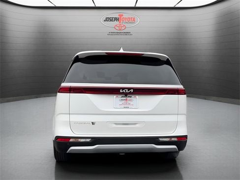 Used 2024 Kia Carnival LX image 12