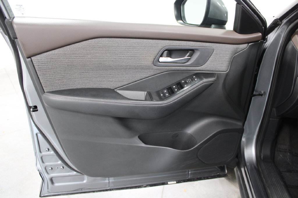 Used 2023 Nissan Rogue SV AWD/4WD image 16