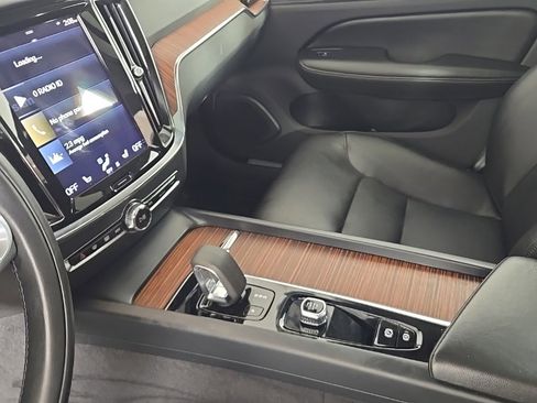 Certified 2022 Volvo S60 B5 Momentum w/ Premium Package image 18