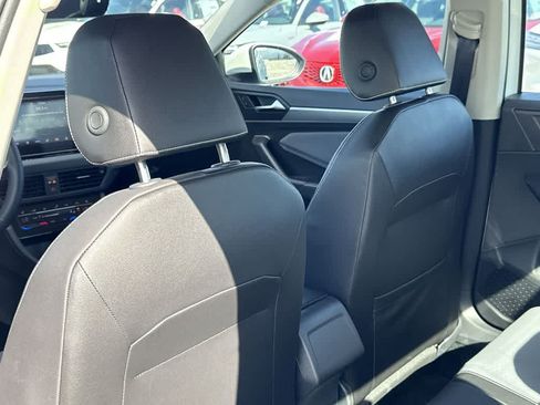 Used 2025 Volkswagen Jetta SE FWD image 23