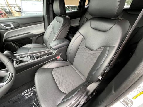 Used 2025 Jeep Compass Latitude image 36