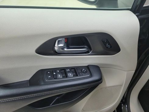 Used 2023 Chrysler Pacifica Touring-L image 20