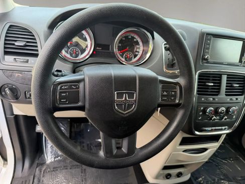 Used 2018 Dodge Grand Caravan SE w/ UConnect Hands-Free Group FWD image 17