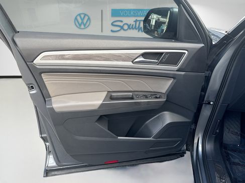 Used 2022 Volkswagen Atlas Cross Sport SE image 21