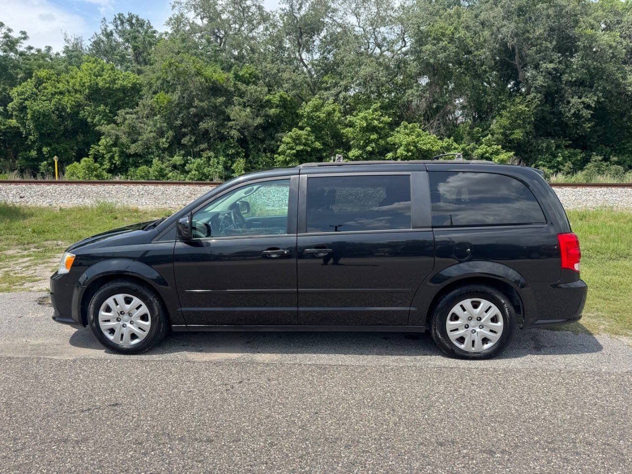 Used 2016 Dodge Grand Caravan SXT w/ Rear Park Assist Package FWD image 5