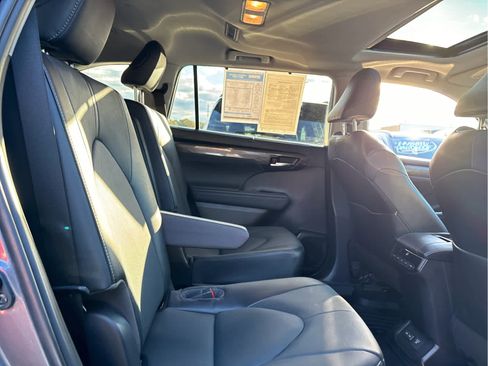 Used 2023 Toyota Highlander Limited image 28