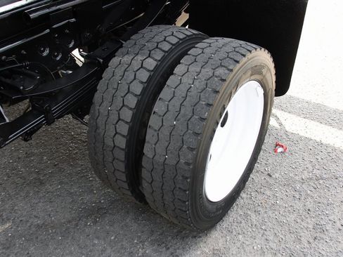 Used 2016 Ford F550 2WD Regular Cab Super Duty image 37