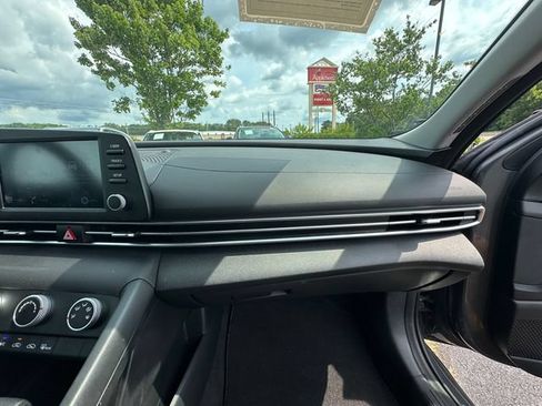 Used 2023 Hyundai Elantra SE w/ Preferred Accessory Package FWD image 16