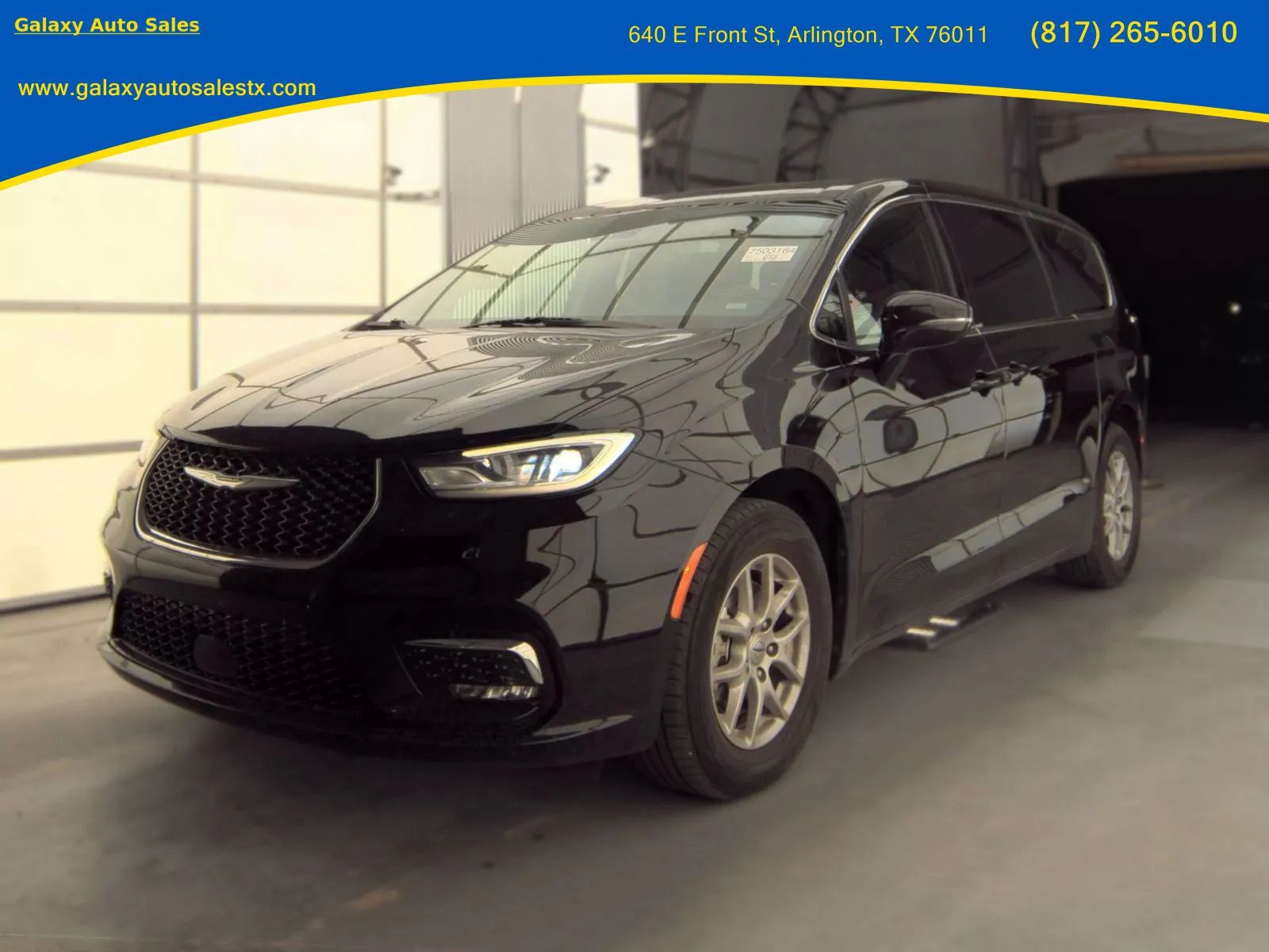 Used 2025 Chrysler Pacifica Select FWD image 3